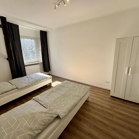 Spacious In With Perfect Connection Solingen